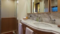 Motor Yacht ZIACANAIA - Master Bath